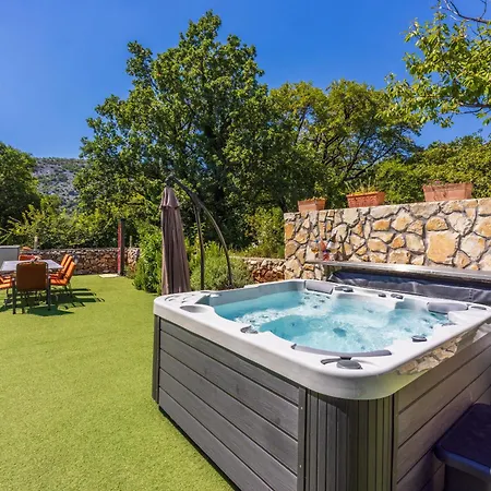 Monte Adria Вилла